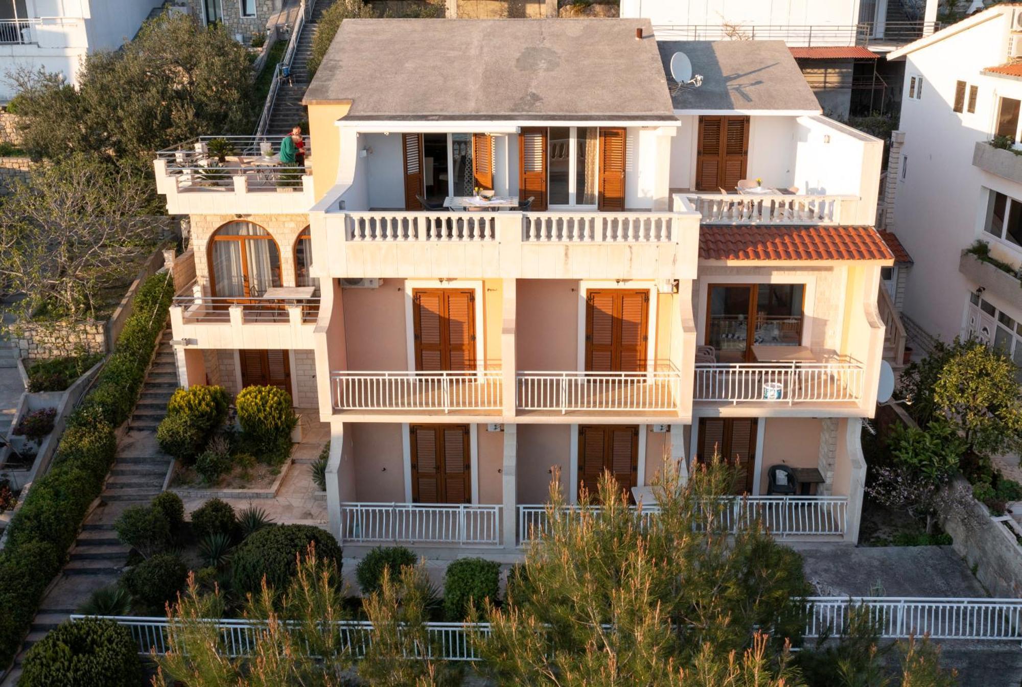 Apartments Kapetan Jure Brela Exterior foto